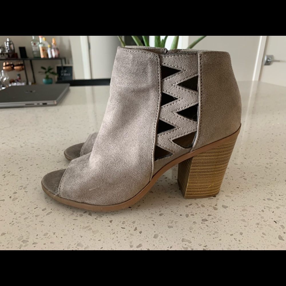 Soda gray chunky heels